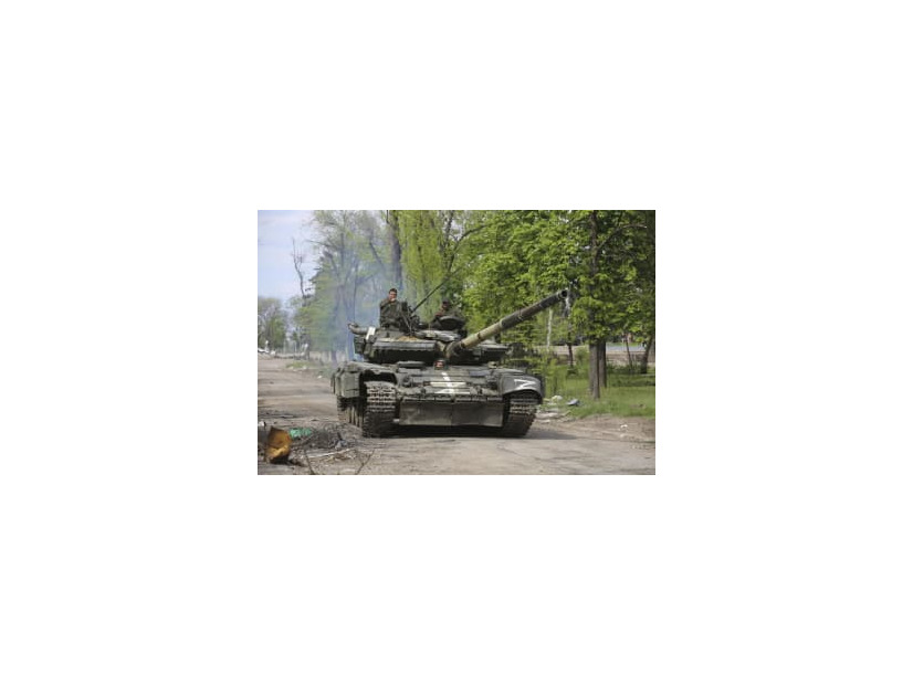 通りを進む親ロシア派武装勢力の戦車＝4日、ウクライナ・マリウポリ（AP＝共同）