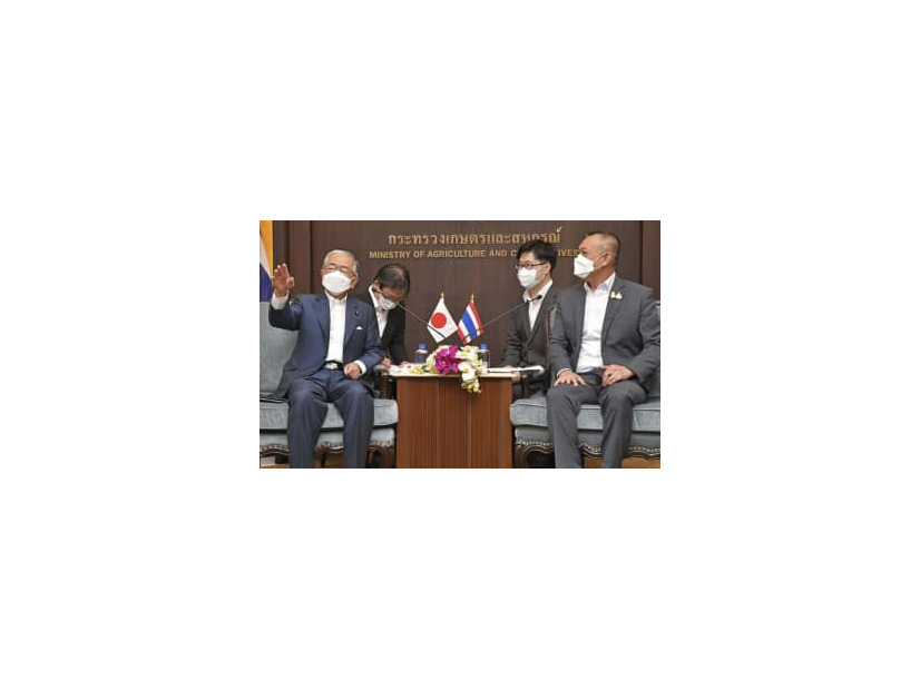 タイのチャルームチャイ農業・協同組合相（右端）と会談する金子農相（左端）＝5日、バンコク（共同）