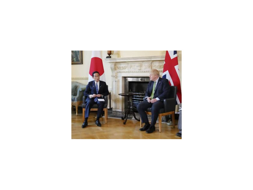 ジョンソン英首相（右）と会談する岸田首相＝5日、ロンドン（共同）