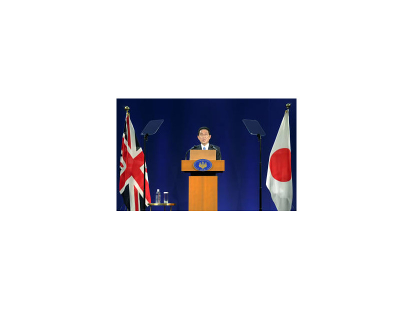 5日、英ロンドンで記者会見する岸田首相（代表撮影・共同）