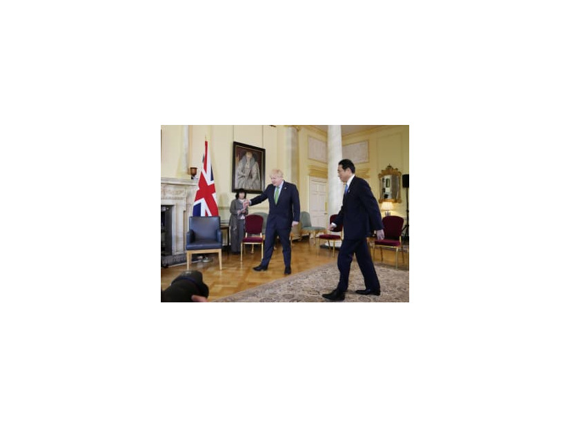 ジョンソン英首相との会談に臨む岸田首相（右）＝5日、ロンドン（共同）