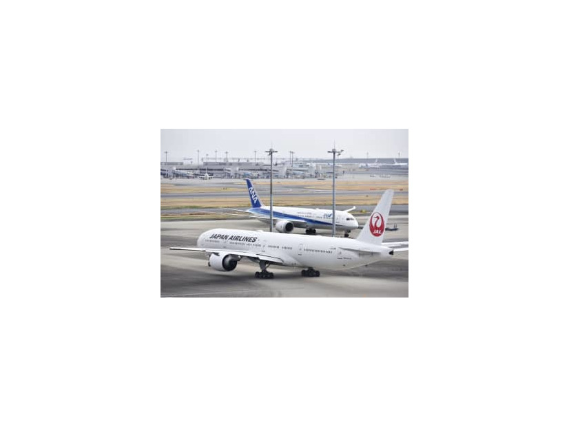 全日本空輸と日本航空の機体＝3月、羽田空港