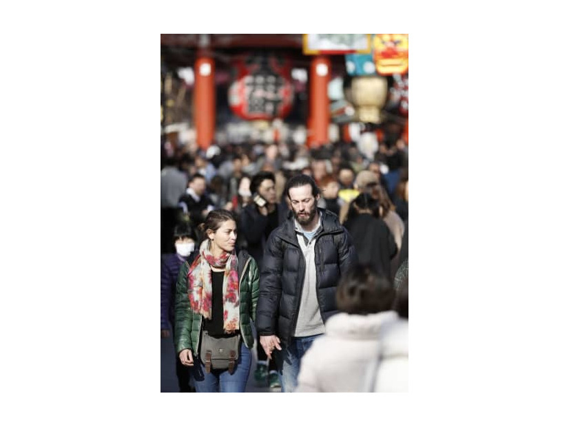 東京・浅草を観光する外国人旅行者ら＝2020年1月