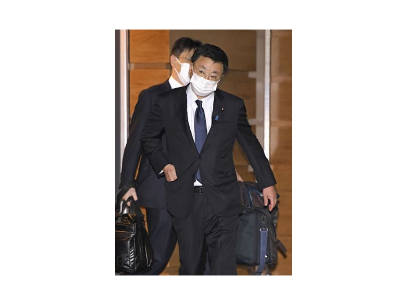 首相官邸を出る松野官房長官＝7日午後3時4分