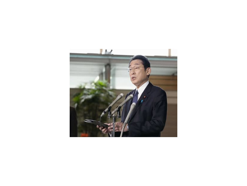 記者団の取材に応じる岸田首相＝9日午前、首相官邸