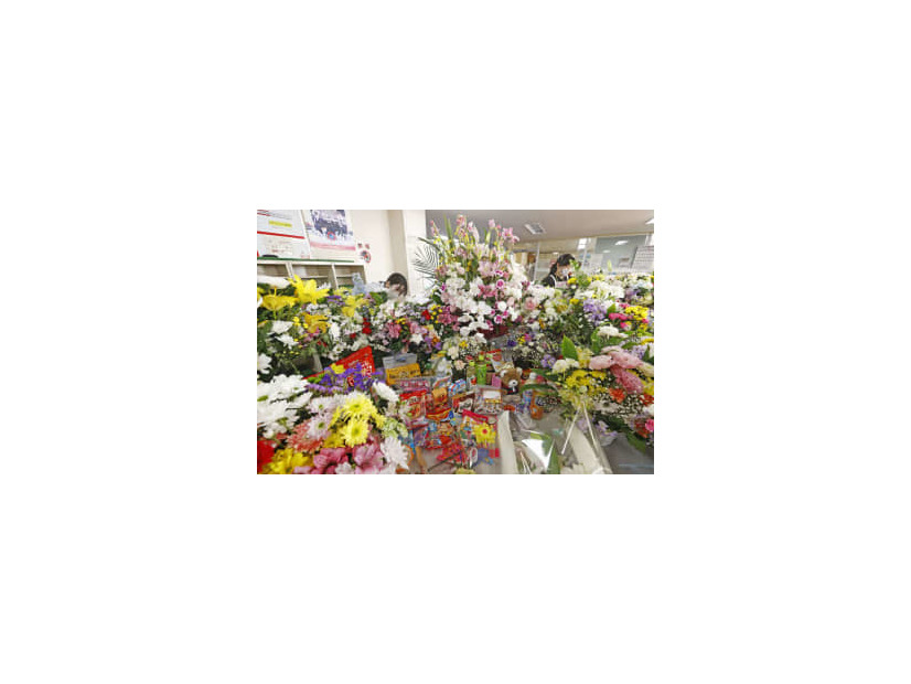 北海道・知床沖の観光船沈没事故の犠牲者を悼み、多くの花束が供えられた献花台＝＝10日午前、北海道斜里町