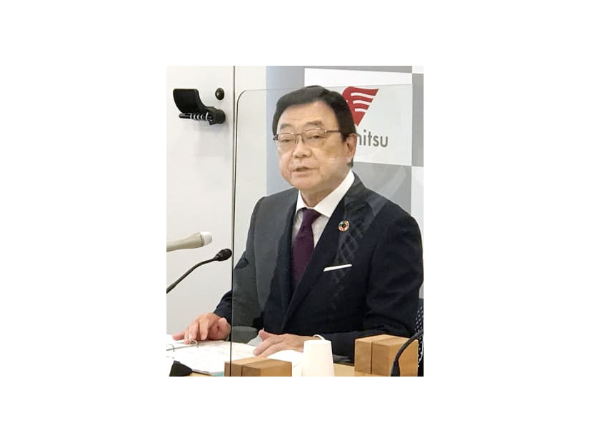 記者会見する出光興産の木藤俊一社長＝10日午後、東京都千代田区