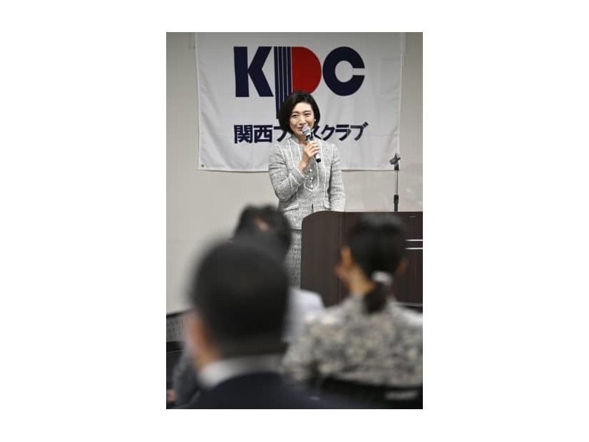 関西プレスクラブの会合で講演する、パナソニックホールディングスの小川理子参与＝10日午後、大阪市