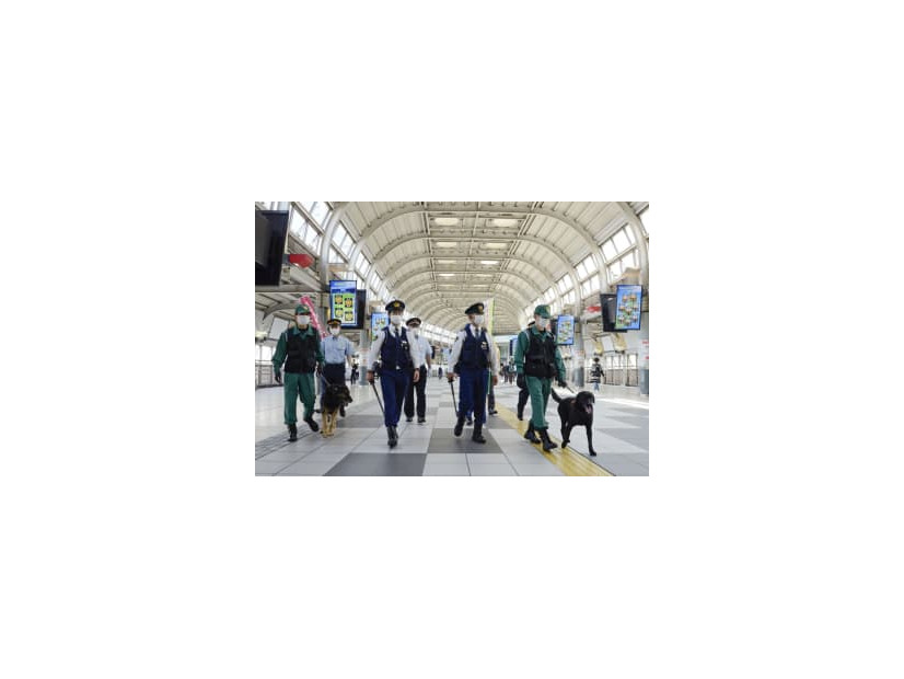 JR品川駅構内を合同パトロールする警察官ら＝11日午前
