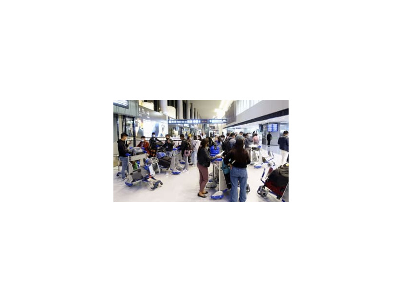 成田空港の到着ロビーに出て、検疫中の家族や友人を待つ入国者ら＝4月7日