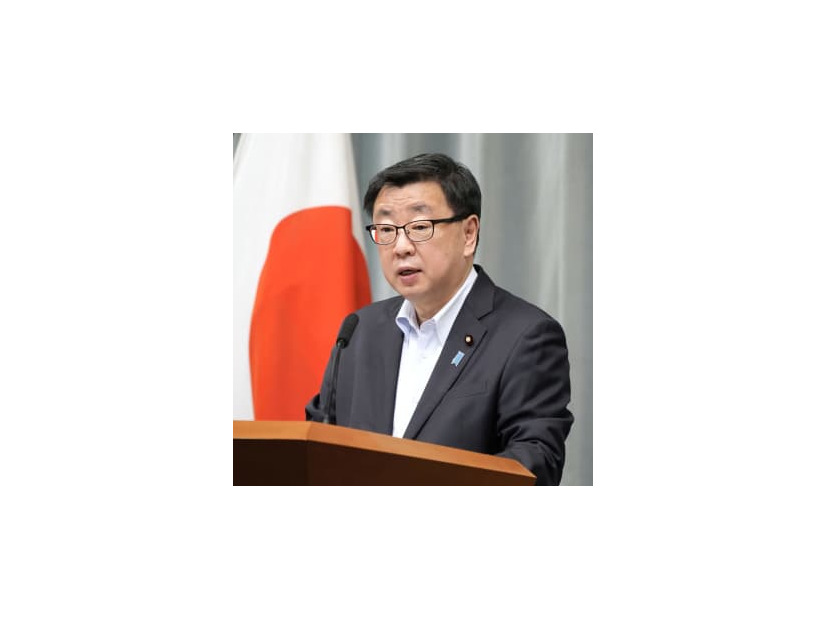 記者会見する松野官房長官＝11日午前、首相官邸