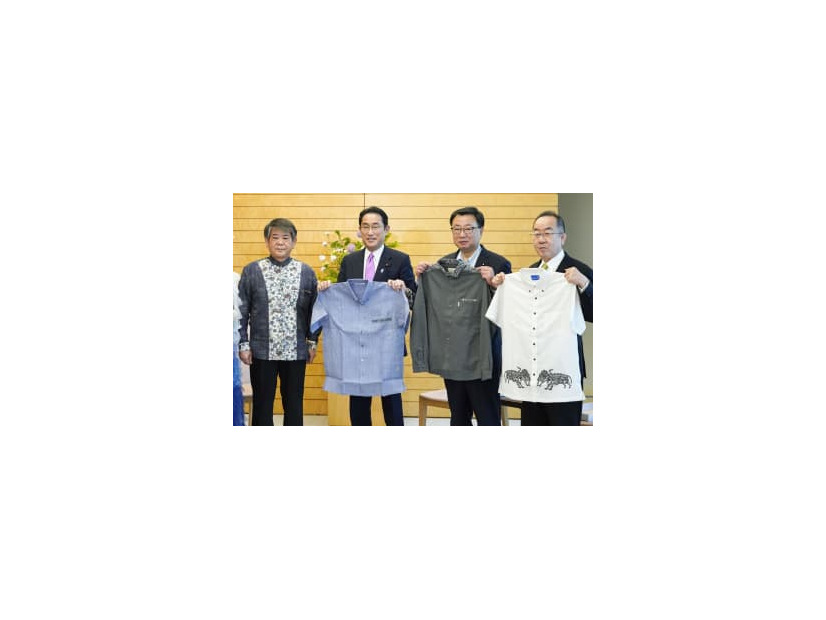 沖縄県の照屋義実副知事（左端）から贈られた「かりゆし」を手にする（同2人目から）岸田首相、松野官房長官、西銘沖縄北方相＝11日午後、首相官邸