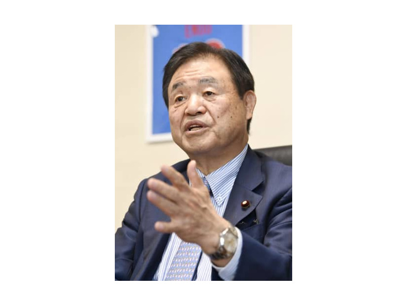 インタビューに応じる自民党の遠藤利明選対委員長