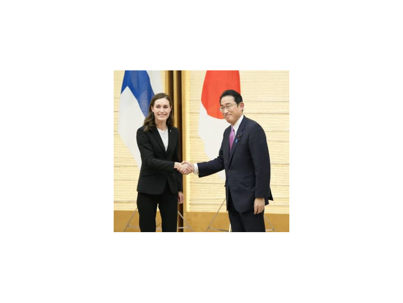首脳会談を終え、共同記者発表で握手するフィンランドのマリン首相（左）と岸田首相＝11日午後、首相官邸