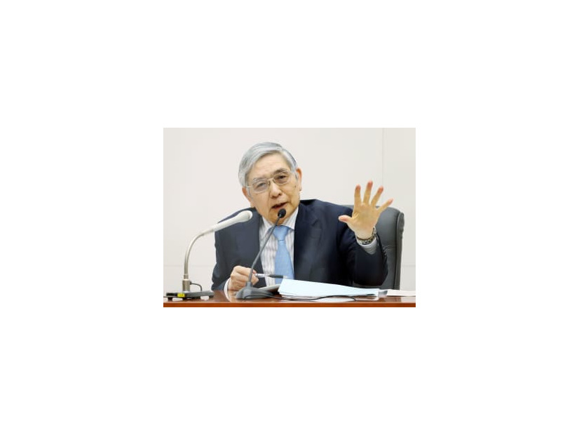 4月の金融政策決定会合後、記者会見する日銀の黒田総裁＝日銀本店（代表撮影）