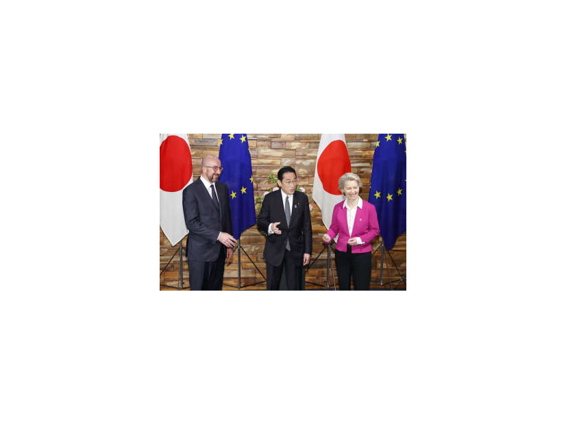 定期首脳協議を前に、記念撮影で笑顔の（左から）EUのミシェル大統領、岸田首相、フォンデアライエン欧州委員長＝12日午前、首相官邸
