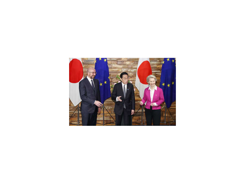 定期首脳協議を前に、記念撮影で笑顔の（左から）EUのミシェル大統領、岸田首相、フォンデアライエン欧州委員長＝12日午前、首相官邸