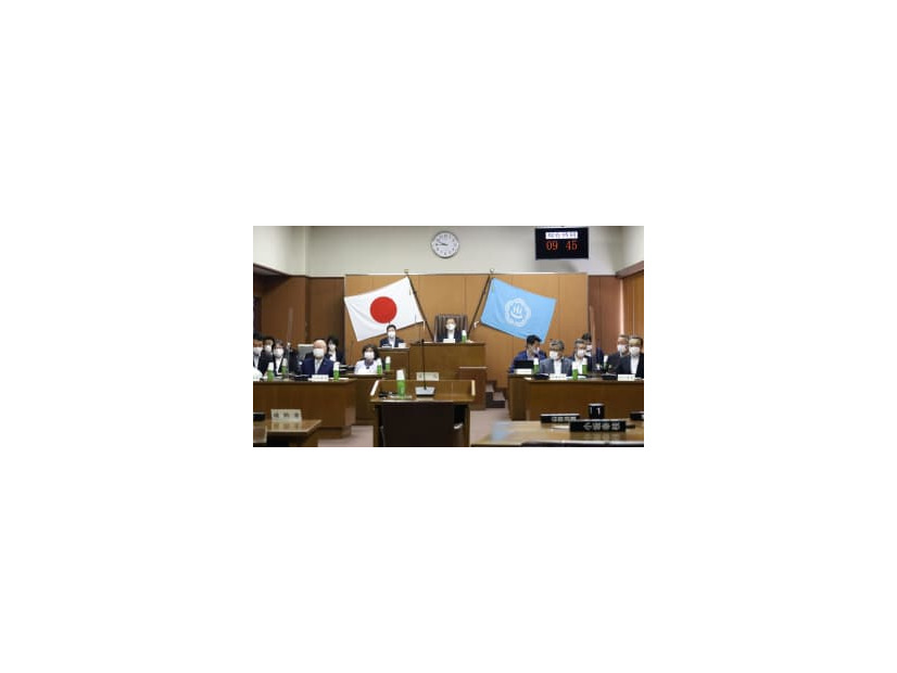 熱海市議会の百条委員会に臨む委員ら＝12日午前、静岡県熱海市