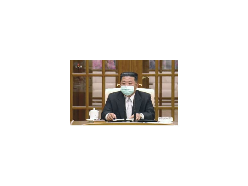 朝鮮労働党の政治局会議の冒頭、マスクを着けて臨む金正恩総書記。北朝鮮の朝鮮中央テレビが12日放映した（共同）