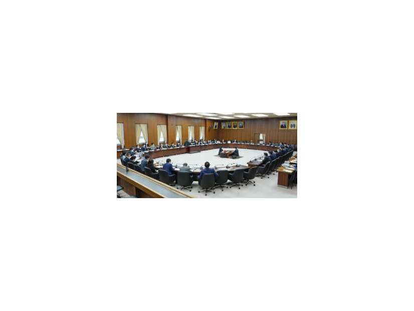 憲法改正の手続きを定める国民投票法を巡り、討議する衆院憲法審査会＝12日午前