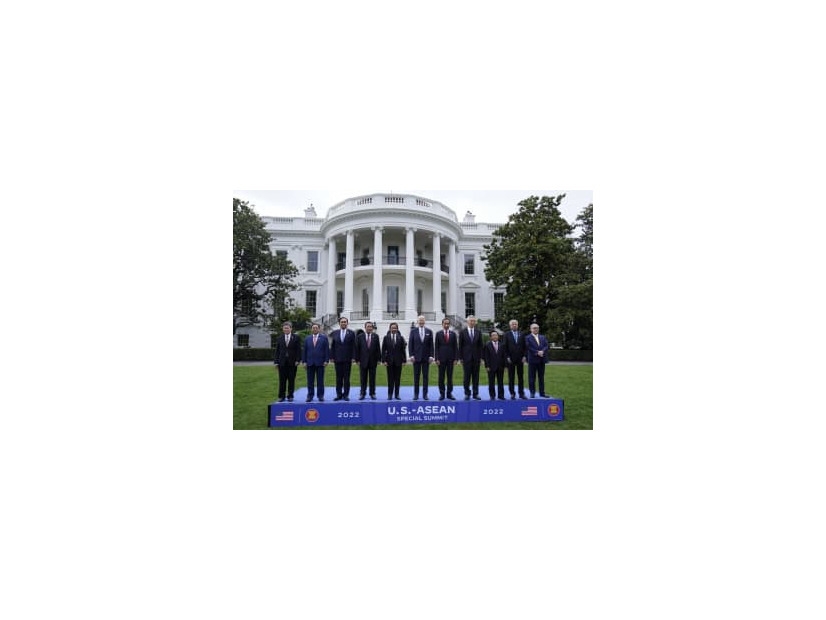 ホワイトハウスで記念撮影するバイデン米大統領（中央）とASEAN各国首脳＝12日、ワシントン（AP＝共同）