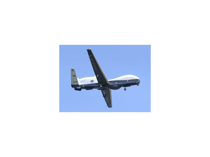 米海軍の無人偵察機トライトン＝2021年5月、青森県の三沢基地周辺