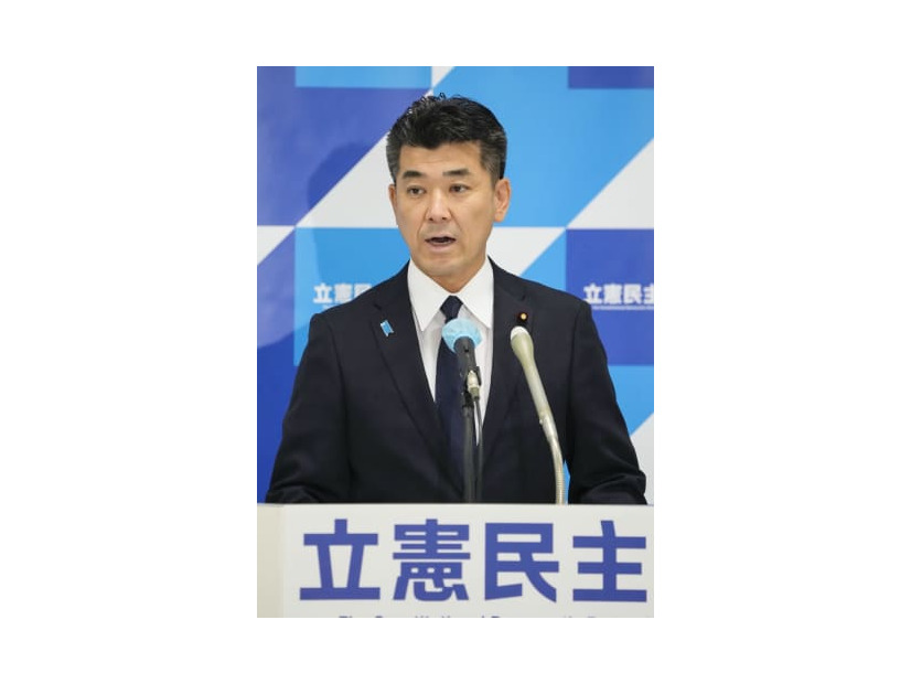 記者会見する立憲民主党の泉代表＝13日午後、国会