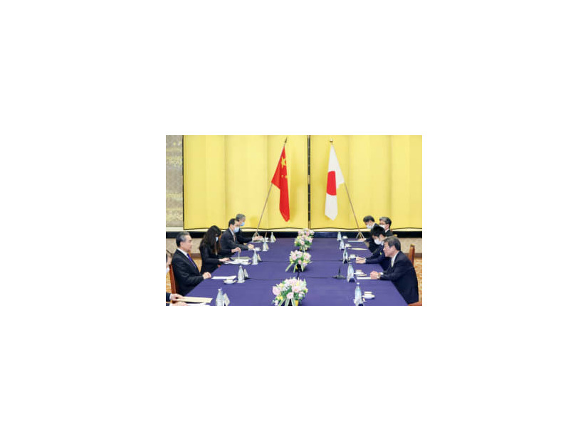 中国の王毅国務委員兼外相（左端）と会談する茂木外相（右端）＝2020年11月、東京都港区