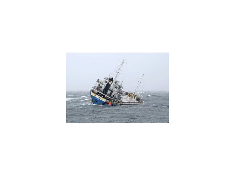 千葉県の野島崎沖で船体が傾いた貨物船「めいせん2」＝14日午前（横須賀海上保安部提供）