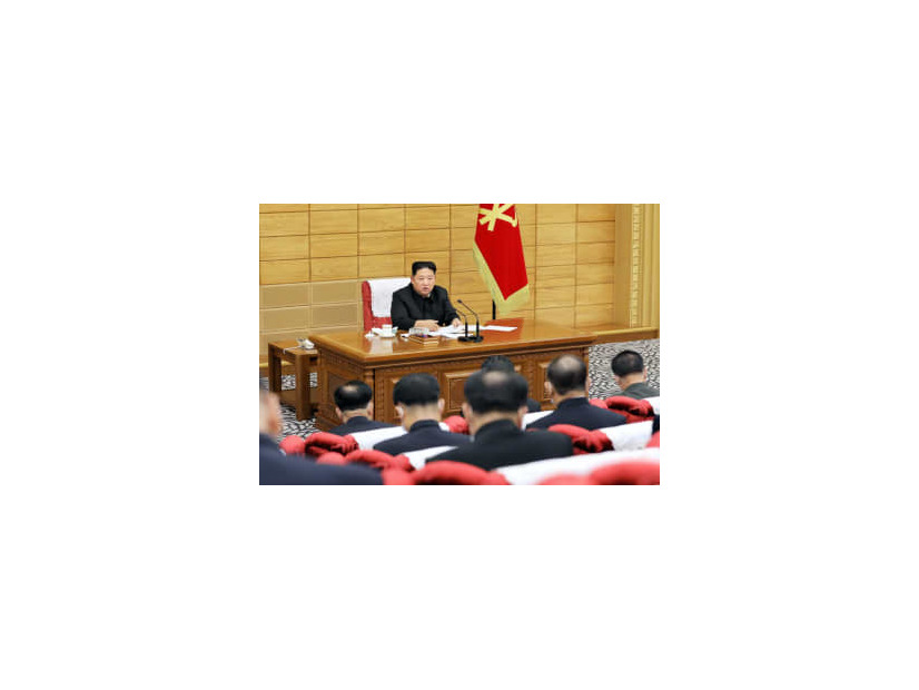 朝鮮労働党の政治局協議会に臨む金正恩総書記＝14日、平壌（朝鮮中央通信＝共同）