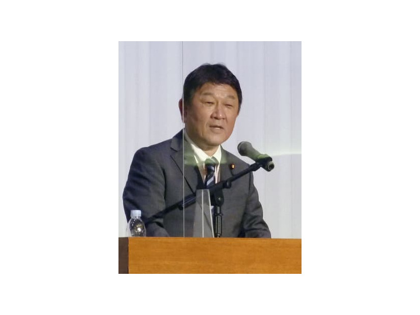 講演する自民党の茂木幹事長＝14日午前、青森市