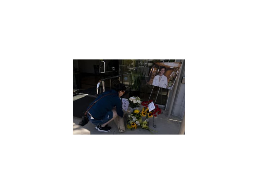16日、米西部カリフォルニア州で銃撃事件の犠牲者を悼む台湾からの移民（AP＝共同）