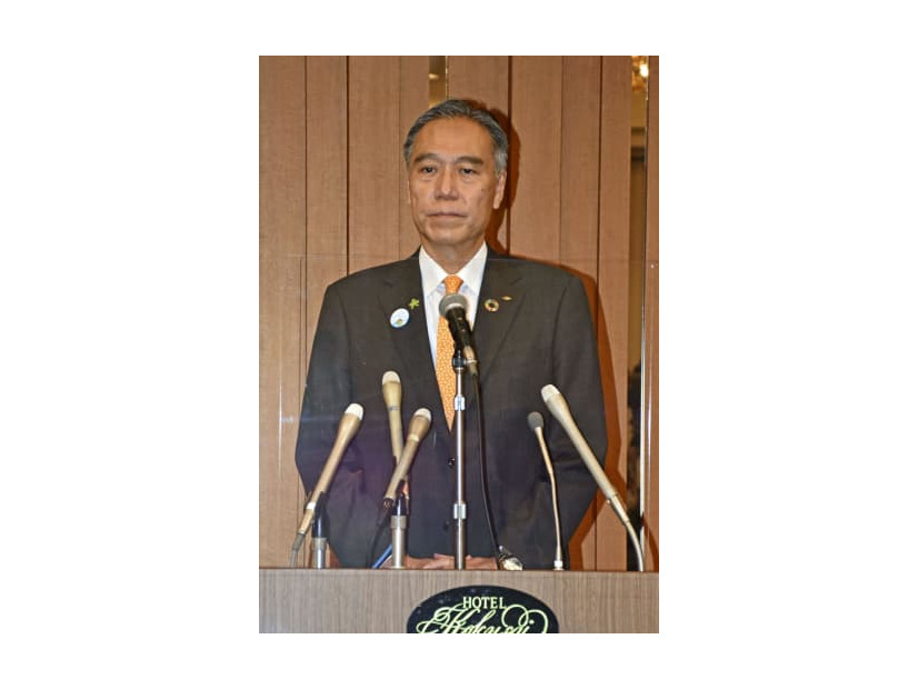 記者会見で、知事選に4選を目指し立候補することを表明した長野県の阿部守一知事＝17日午後、長野市
