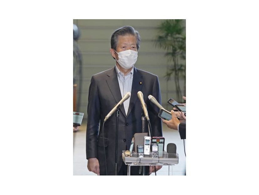 岸田首相との会談を終え、記者団の取材に応じる公明党の山口代表＝17日午後、首相官邸