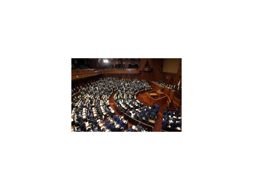 「こども家庭庁」設置関連法案を賛成多数で可決した衆院本会議＝17日午後