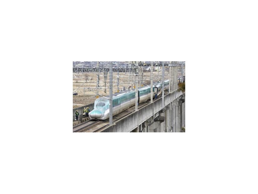 3月の地震で被害を受けた東北新幹線の脱線現場で行われた復旧作業＝3月19日、宮城県白石市