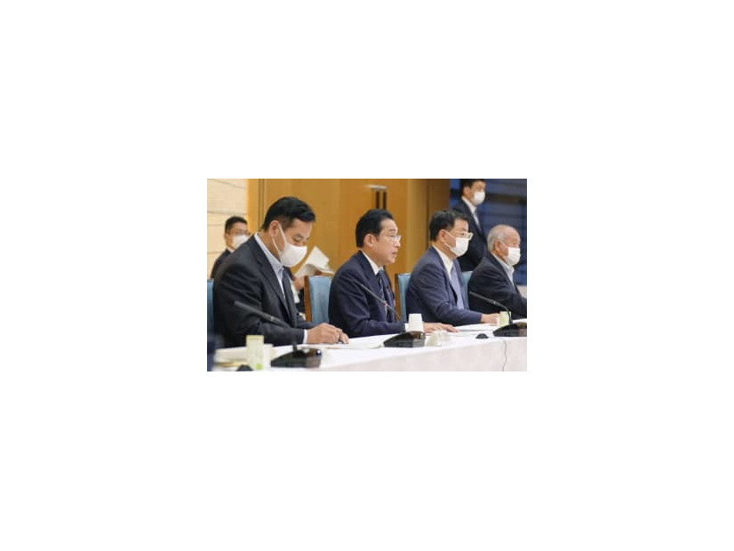 全世代型社会保障構築本部の会合であいさつする岸田首相（左から2人目）＝17日午後、首相官邸