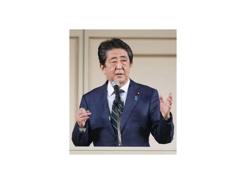 自民党安倍派のパーティーであいさつする安倍元首相＝17日午後、東京都内のホテル