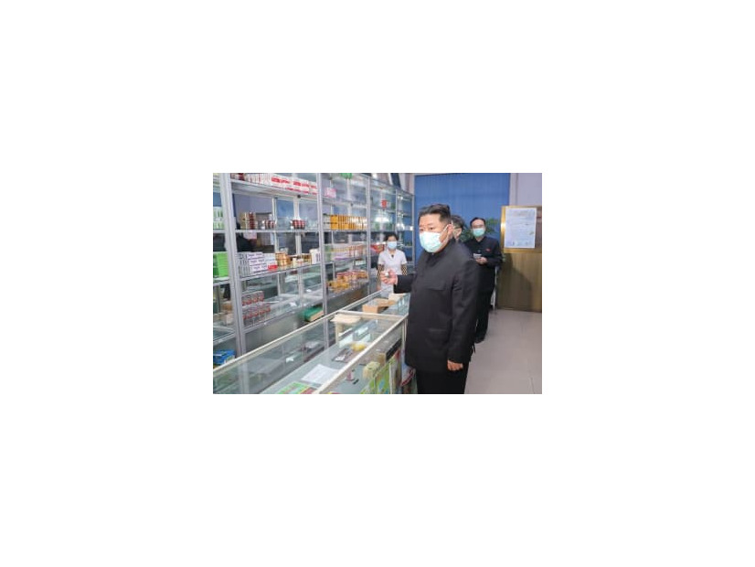 15日、薬局を視察する北朝鮮の金正恩朝鮮労働党総書記＝平壌（朝鮮通信＝共同）