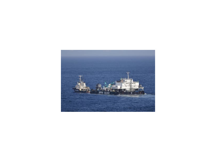 北海道・網走港を出港し、観光船の沈没現場に向かう作業船「海進」（右）＝18日午後