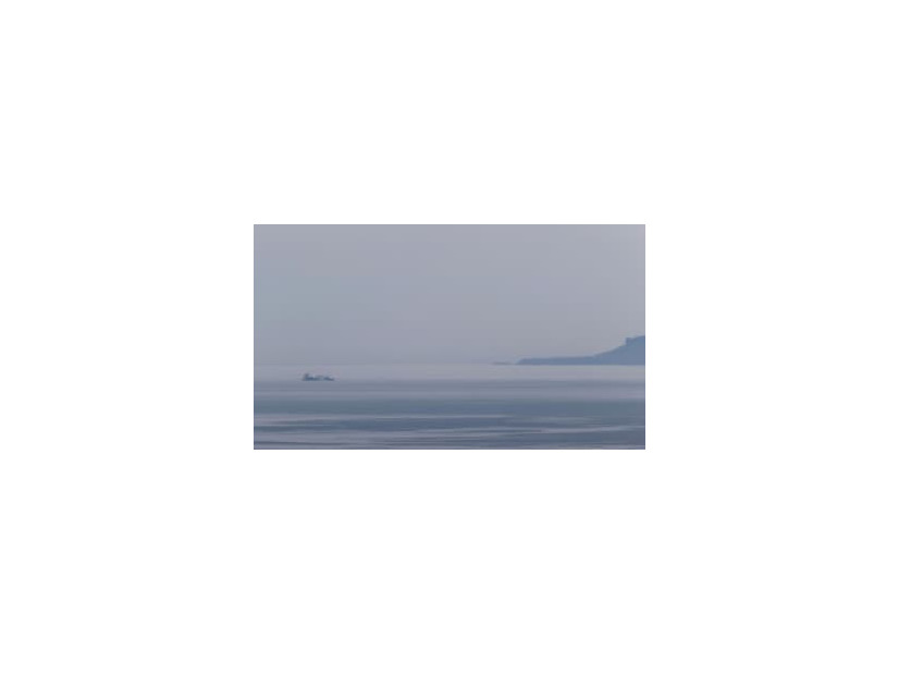 北海道・知床半島沖で沈没した観光船を「飽和潜水」で捜索するため、事故現場に到着した作業船「海進」＝19日午前
