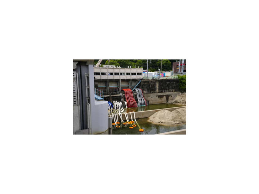 漏水が発生した「明治用水頭首工」で、仮設ポンプを増やして行われた取水作業＝19日午後、愛知県豊田市
