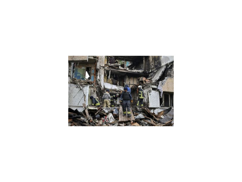 ロシア軍の攻撃で破壊された集合住宅での救助活動＝18日、ウクライナ・ドネツク州（AP＝共同）