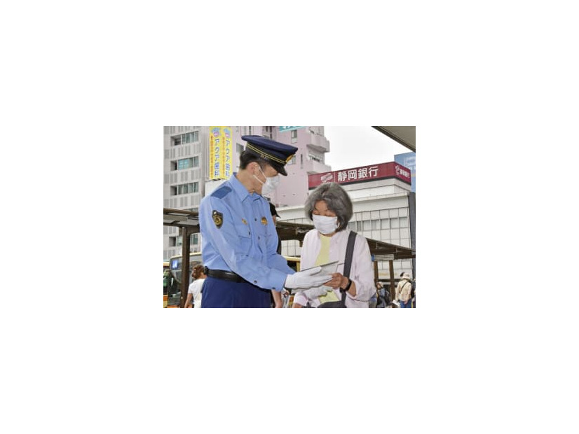JR平塚駅前で通行人に情報提供を呼びかける神奈川県平塚署の飯塚博史署長（左）＝20日午前