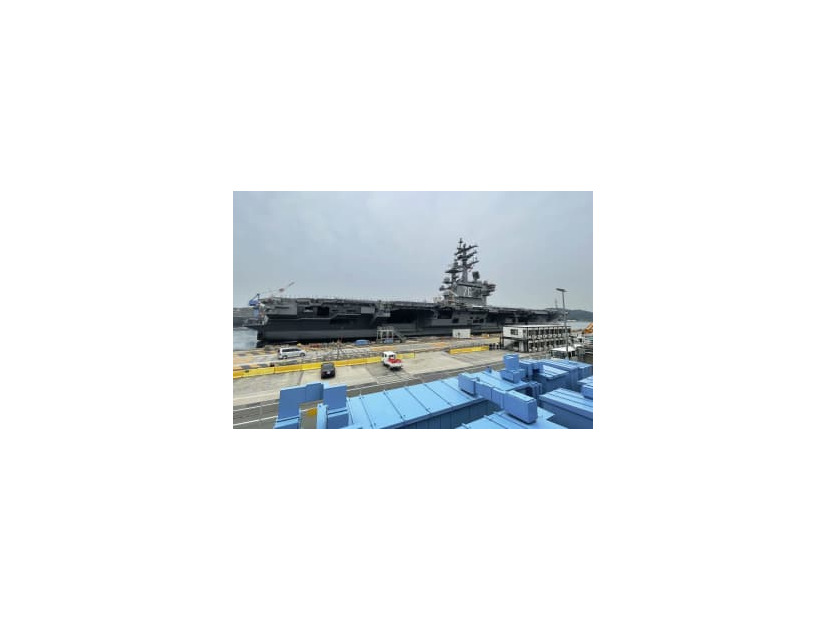 米海軍横須賀基地を出港する原子力空母ロナルド・レーガン＝20日午前、神奈川県横須賀市