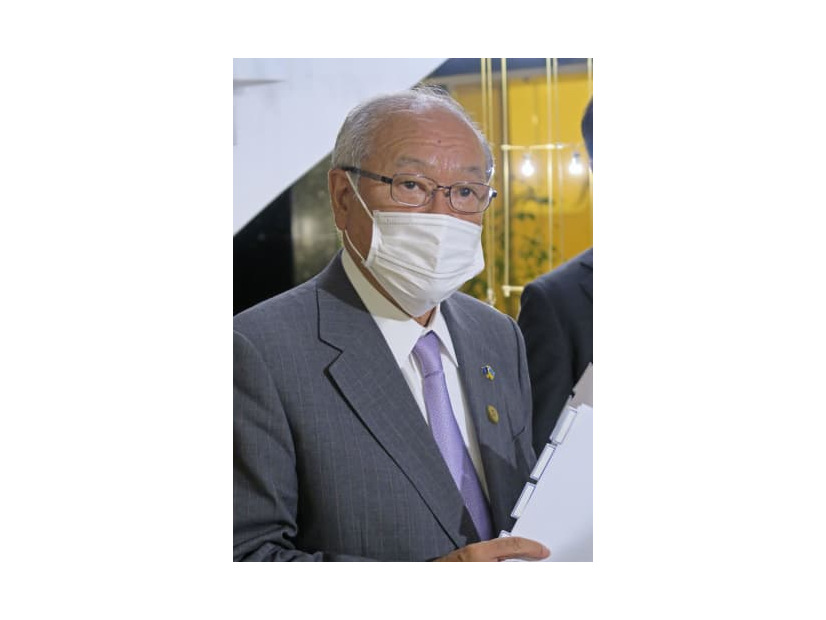 G7財務相・中央銀行総裁会議の初日の討議を終え、記者会見する鈴木財務相＝19日、ドイツ・ボン（共同）