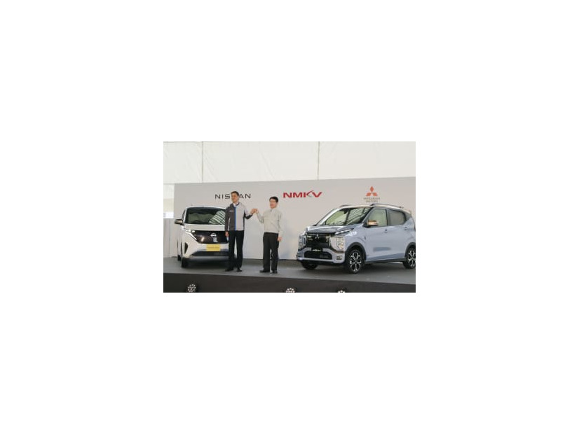 日産自動車と三菱自動車が共同開発した軽の電気自動車の日産モデル「サクラ」（左）と三菱自の「eKクロスEV」＝20日午後、岡山県倉敷市