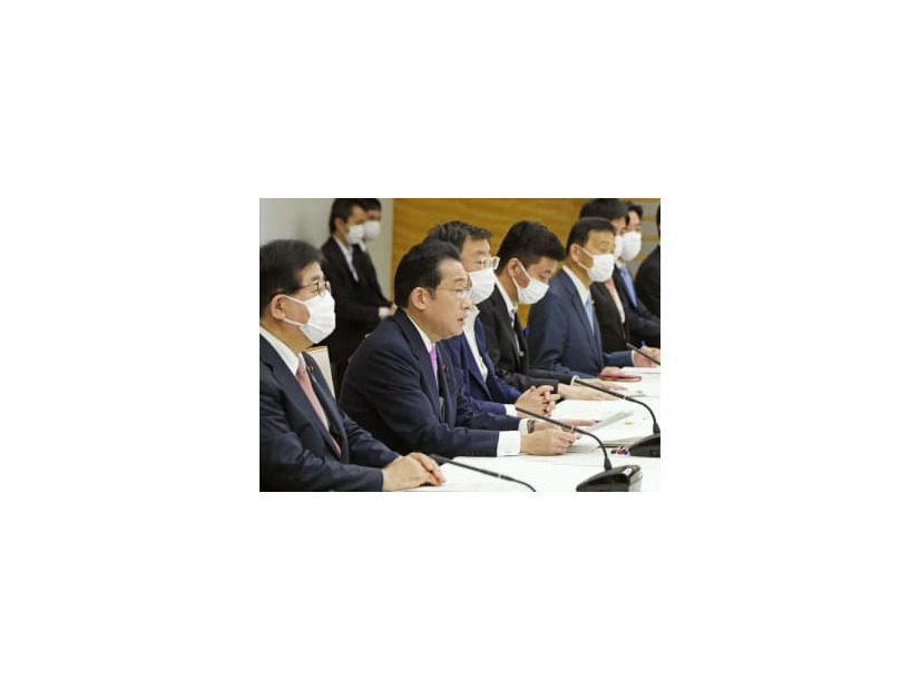 犯罪対策閣僚会議であいさつする岸田首相（左から2人目）＝20日午前、首相官邸