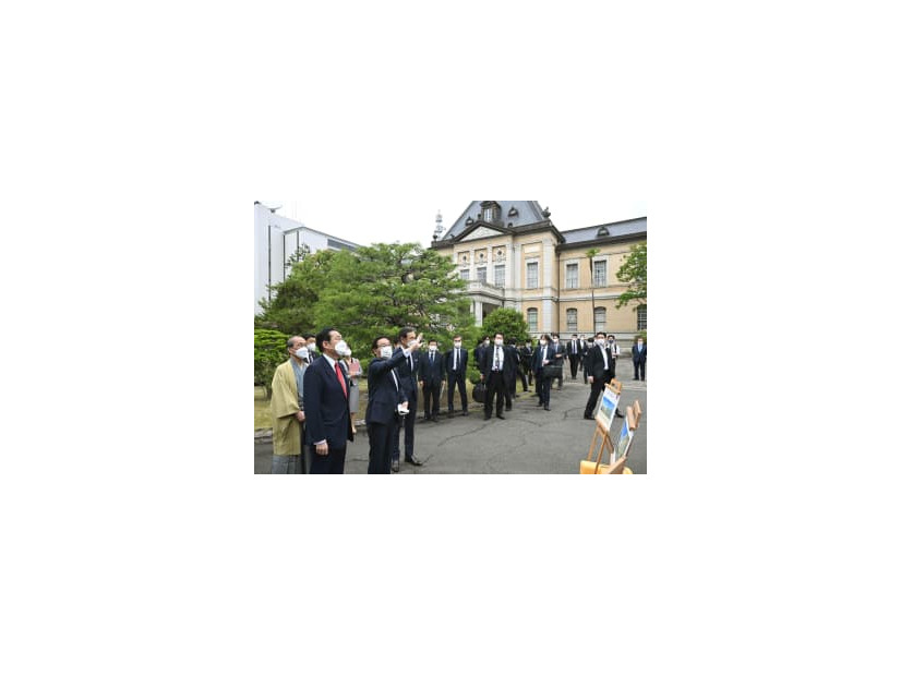 文化庁が移転する京都庁舎の工事状況を視察する岸田首相（左から2人目）＝21日午前（代表撮影）