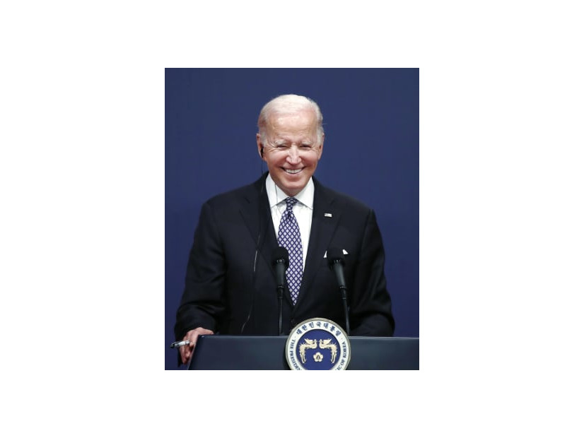 21日、米韓首脳会談後、共同記者会見するバイデン米大統領＝ソウル（共同）